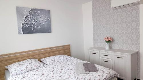 1 queen bed, 1 double bed