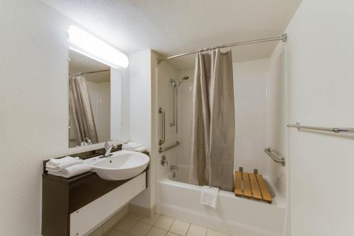 Motel 6-Norfolk VA - image 44