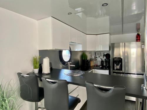 Cocina, Hausboot Ferienhaus Captains Boat in Olpenitz