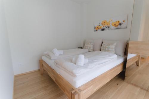 2 bedrooms, 3 beds