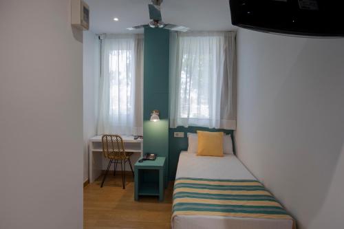 Hostal Bcn Port - image 2