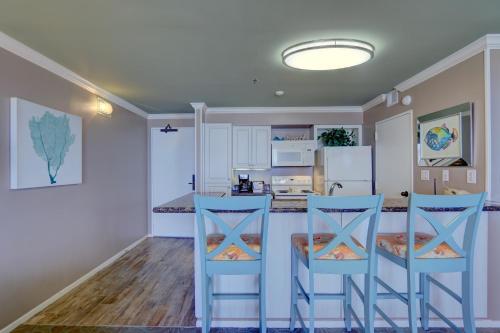 Gorgeous San Luis Condo Amazing Pool Amenities Ocean Views From 2 Balconies in Galveston, USA