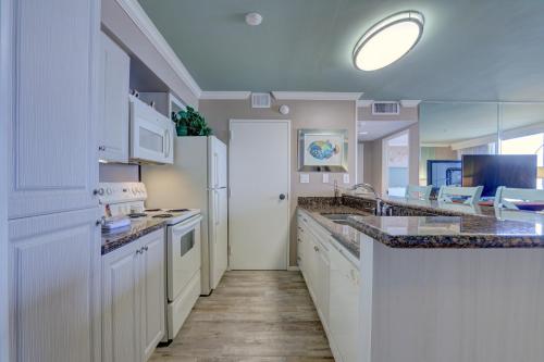 Gorgeous San Luis Condo Amazing Pool Amenities Ocean Views From 2 Balconies in Galveston, USA