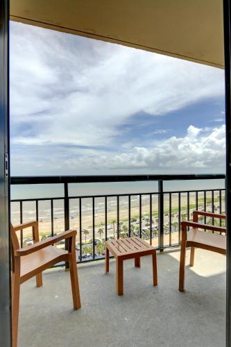 Gorgeous San Luis Condo Amazing Pool Amenities Ocean Views From 2 Balconies in Galveston, USA