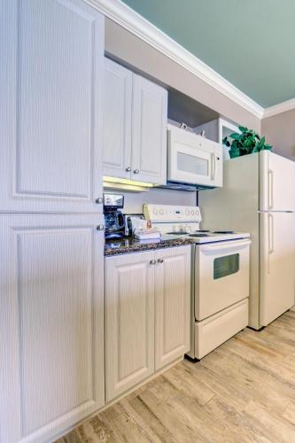 Gorgeous San Luis Condo Amazing Pool Amenities Ocean Views From 2 Balconies in Galveston, USA