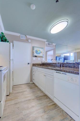 Gorgeous San Luis Condo Amazing Pool Amenities Ocean Views From 2 Balconies in Galveston, USA