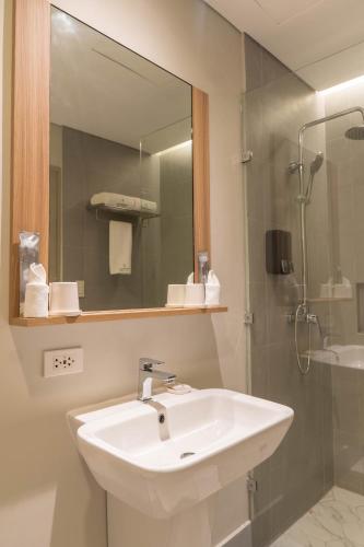 Bathroom, Primeway Suites Cebu near Southwestern University
