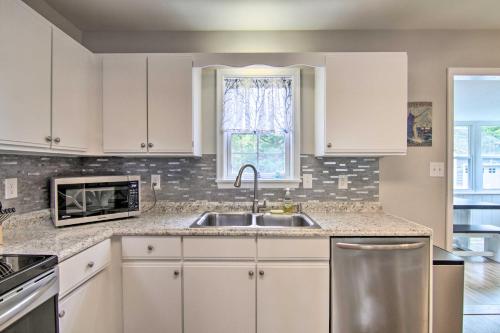 Coastal Escape w/ Water Access & Sunroom, Ocean View (foto 7)