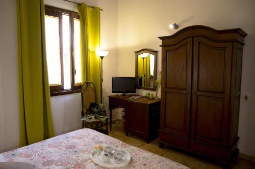 Deluxe Double or Twin Room image 8