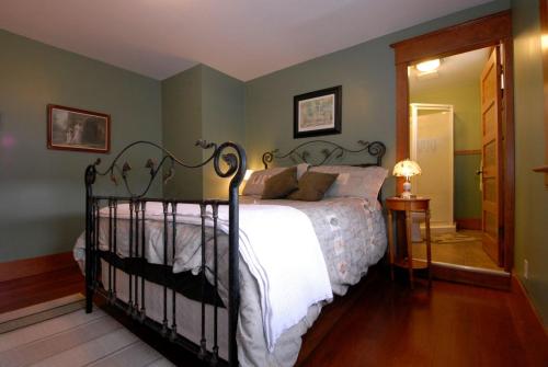 1 queen bed, 1 twin bed