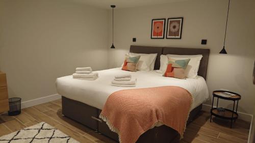 1 queen bed, 2 twin beds, 1 sofa bed