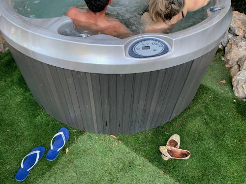 le cabanon gîte à louer La grotte du Garou