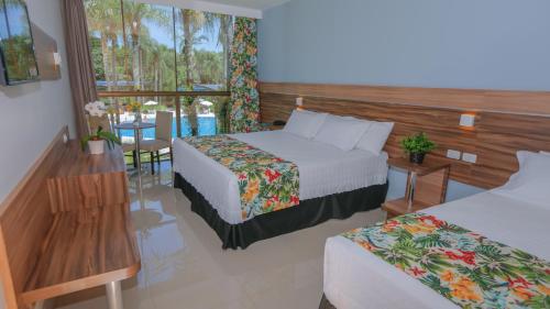 1 queen bed, 2 twin beds