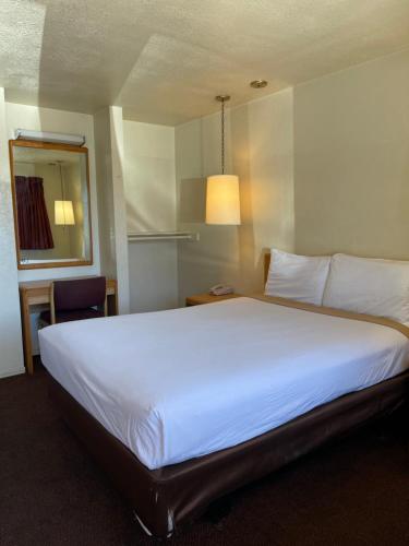 EZ 8 Motel Palmdale - image 3