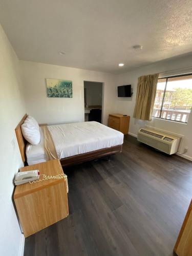 EZ 8 Motel Palmdale - image 6