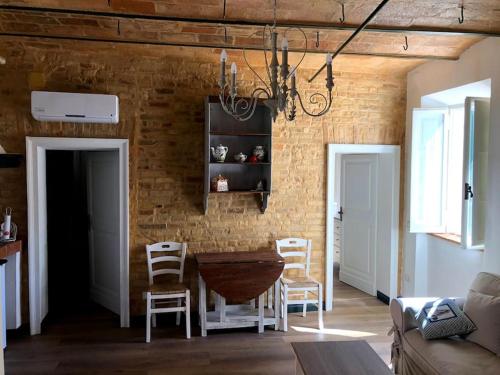 Casa Rosy nel borgo di Patrignone in Montalto delle Marche
