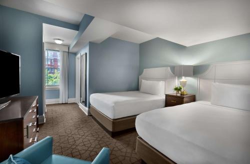 Queen Room with Two Queen Beds image 2