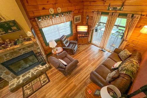 Serene Cabin in the Smokies with 2 Decks and Hot Tub! in Waynesville, USA