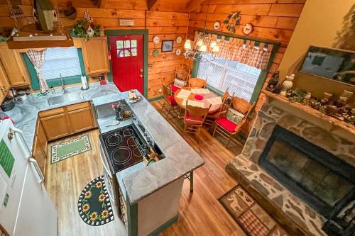 Serene Cabin in the Smokies with 2 Decks and Hot Tub! in Waynesville, USA