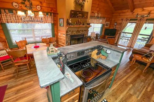 Serene Cabin in the Smokies with 2 Decks and Hot Tub! in Waynesville, USA