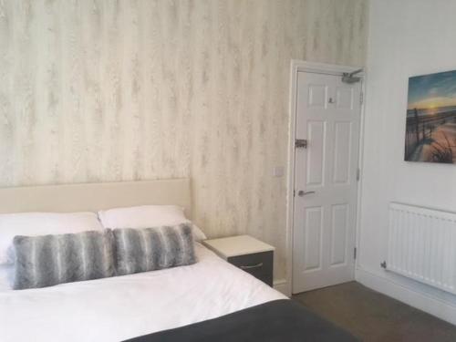 4 bedrooms, 4 beds