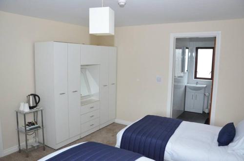 1 double bed, 1 twin bed