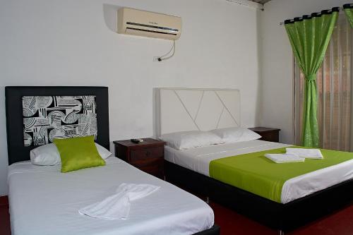 1 queen bed, 1 twin bed