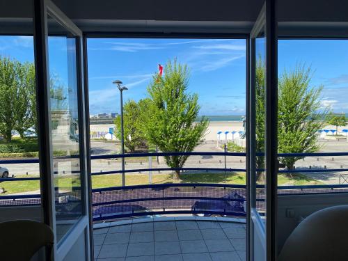 Feet in the water Conciergerie Leroy gîte à louer Château des Deux-Lions