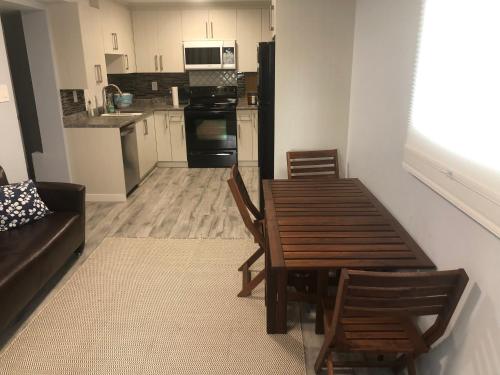 REST WELL SUITES Furnished Entire 2 bedroom with kitchen&free parking