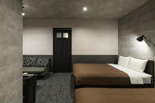 Standard Twin Room image 6