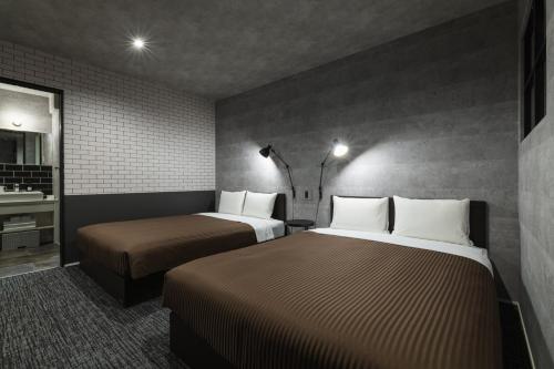 Standard Twin Room image 5