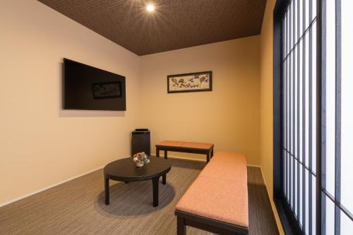 Superior Triple Room image 6