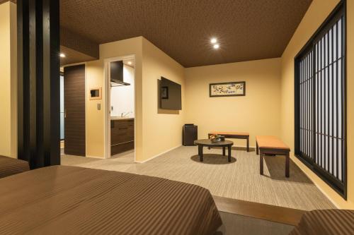 Superior Triple Room image 7