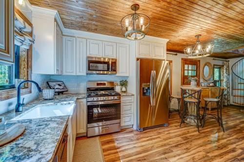 Rustic Oasis in Ellijay, USA
