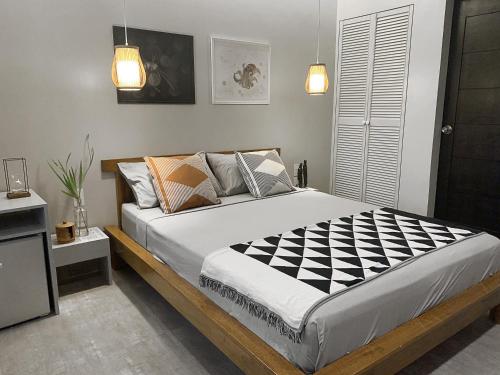 Deluxe Queen Room image 1