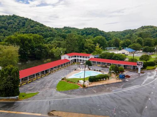 Lloyd's On The River Country Inn By OYO - Hotel - Bryson City