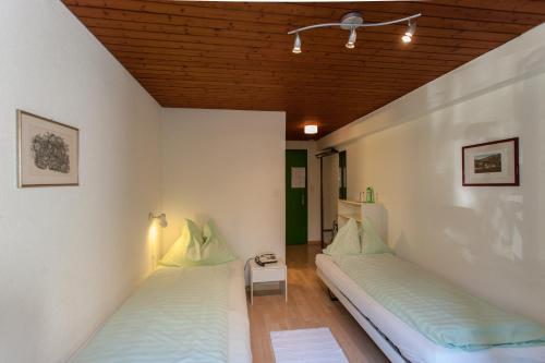 2 twin beds