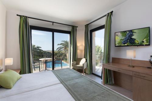 Sa Bassa Plana Ideally located in the prime touristic area of Cala Pi, Sa Bassa Plana promises a relaxing and wonderful visit. The hotel has everything you need for a comfortable stay. Facilities like 24-hour front 