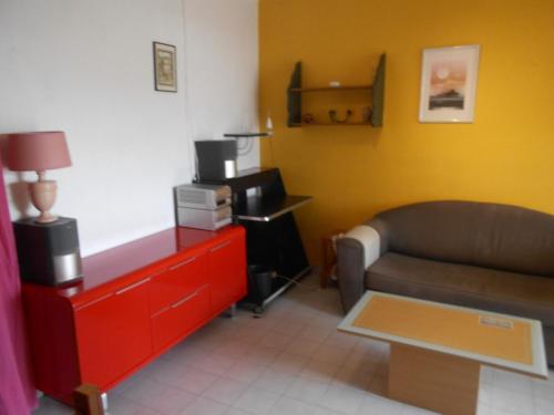 One-Bedroom Apartment image 4