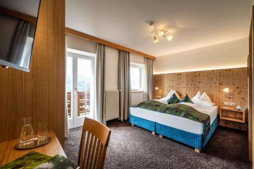 Double or Twin Room with Mountain View