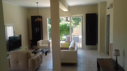 Emplacement ideal pour cette Maisonnette avec jardin et cuisine d'ete in Menton