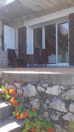 Emplacement ideal pour cette Maisonnette avec jardin et cuisine d'ete in Menton