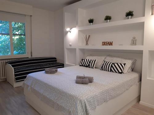 1 queen bed, 2 twin beds