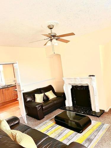 Pollard Crescent - Very Spacious 3 bed gîte à louer Chapeltown Railway Station