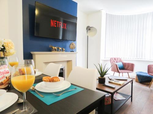 Tudors eSuites Four Bedroom House with Garden gîte à louer Ashow