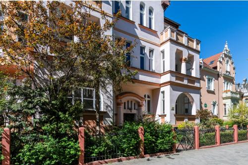 Three-Bedroom Apartment with 2 Balconies image 10