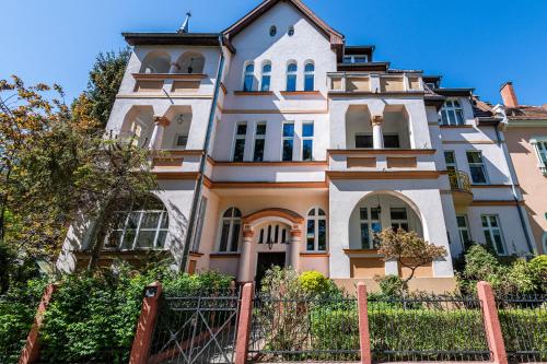 Three-Bedroom Apartment with 2 Balconies image 9
