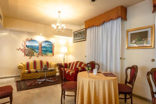 อาหารและเครื่องดื่ม, โรงแรมเซเรเนลลา (Hotel Serenella) in ซีร์มิออเน่