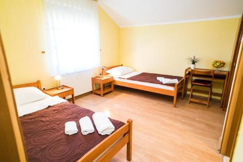 2 twin beds