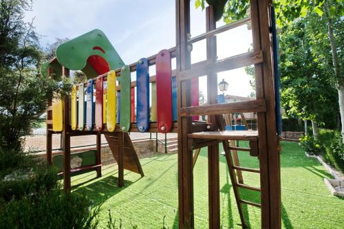 兒童遊樂場, Complejo Rural La Paloma in 卡塞雷斯馬爾帕蒂達